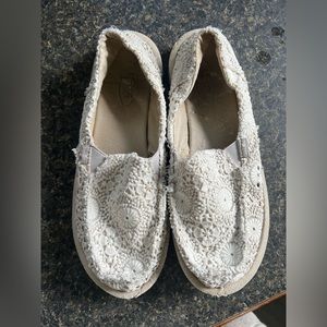 White Lace Sanuks